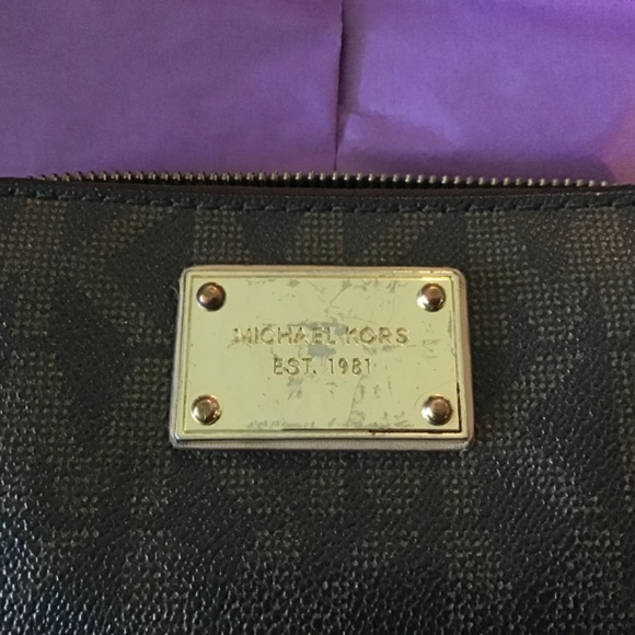 Michael Kors MK Canvas Zip Around Wallet - Picture 2 of 6